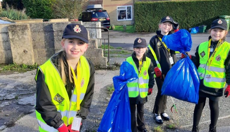 Mini-Police pick up litter in PSJ